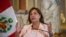 ARCHIVO - La presidenta peruana Dina Boluarte habla con la prensa durante una visita del líder opositor venezolano Edmundo González Urrutia al Palacio de Gobierno en Lima, Perú, el miércoles 29 de enero de 2025.