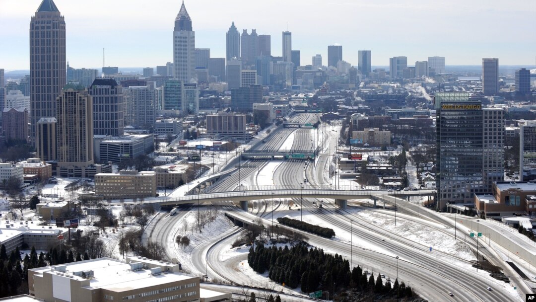 Kota Atlanta, di negara bagian Georgia yang jarang dilanda salju terkena badai musim dingin yang menyebabkan salju setidaknya setinggi 5 sentimeter (29/1). 