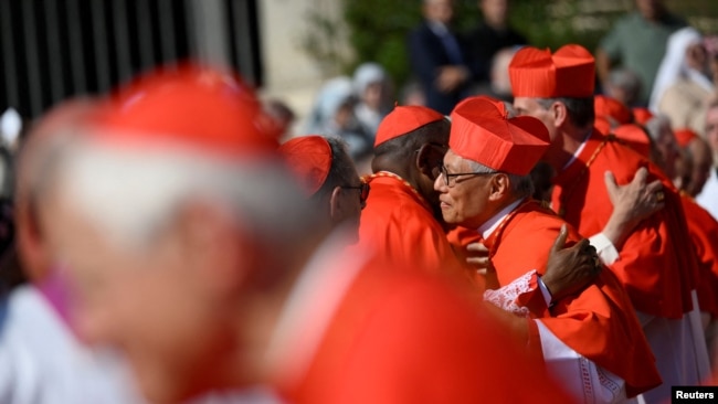 Miembros del clero de la Iglesia católica se saludan antes de una ceremonia para crear 21 nuevos cardenales, en la plaza San Pedro del Vaticano, el sábado 30 de octubre de 2023.