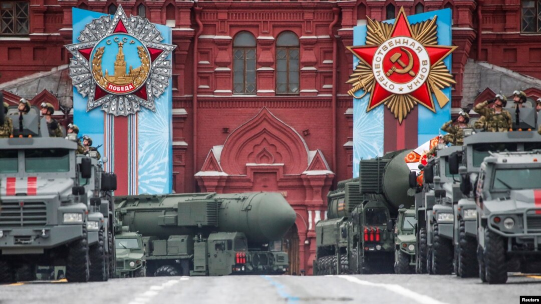 Ruska vojna vozila, uključujući i pokretne lansere interkontinentalne balističke rakete Jars, tokom parade na Crvenom trgu, povodom 76. godišnjice pobede nad nacističkom Nemačkom u Drugom svetskom ratu, u Moskvi, 9. maja 2021.