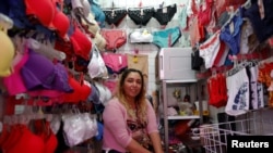 Miroslava Cisneros, de 40 años, posa para una foto dentro de su tienda de ropa interior en Ecatepec, Estado de México, México, el 5 de marzo de 2020