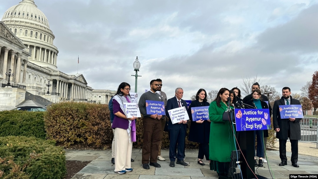 Basın açıklamasında, Ayşenur’un eşi Hamid Ali ve ablası Özden Bennett’ın yanısıra, Temsilciler Meclisi’nin Demokrat Partili üyeleri Delia Ramirez, Pramila Jayapal, Rashida Tlaib ve Summer Lee söz aldı.
