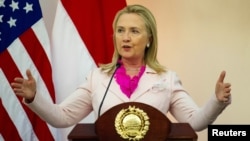 U.S. Secretary of State Hillary Clinton gestures as she speaks with Indonesia's Foreign Minister Marty Natalegawa during a joint news conference at the Ministry of Foreign Affairs in Jakarta, September 3, 2012. 