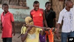 Un manifestant dans le quartier de Buyenzi, Bujumbura, 26 mai 2015.