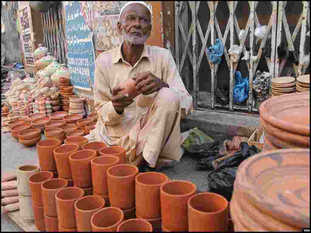 عبداللہ کا کہنا ہےکہ زیادہ تر لوگ مٹی کے گلاس خریدتے ہیں۔ 