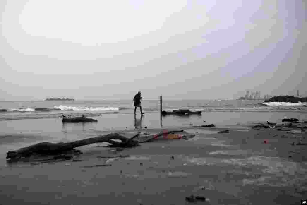 Un hombre camina en la playa de Veracruz, México, antes de la llegada del huracán Franklin, el primero de la temporada 2017 en el Atlántico. Agosto 9 de 2017.