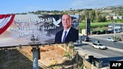 یک بیلبورد در لبنان با تصویری از جوزف عون، رئیس‌جمهوری این کشور، که روی آن نوشته شده است «دیپلماسی راه پایان دادن به جنگ در لبنان است» - آرشیو