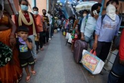 인도 아흐메다바드 외곽 기차역에서 신종 코로나바이러스 검사를 받기 위해 사람들이 줄 서 있다.