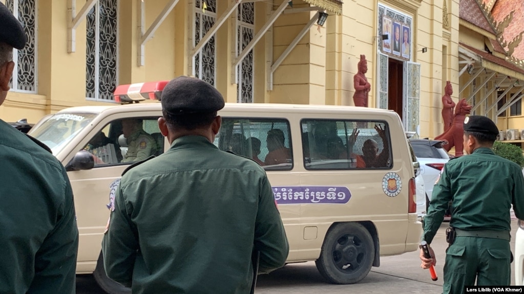 លោក វឿង សំណាង អតីតសកម្មជនគណបក្សសង្រ្គោះជាតិ លើកដៃធ្វើជាសញ្ញាទៅកាន់ក្រុមគ្រួសារពីក្នុងរថយន្តពន្ធនាគារ នៅឯតុលាការកំពូល នៅថ្ងៃទី១៦ ខែធ្នូ ឆ្នាំ២០២៤។ (លាស់ លីបលីប/វីអូអេ)