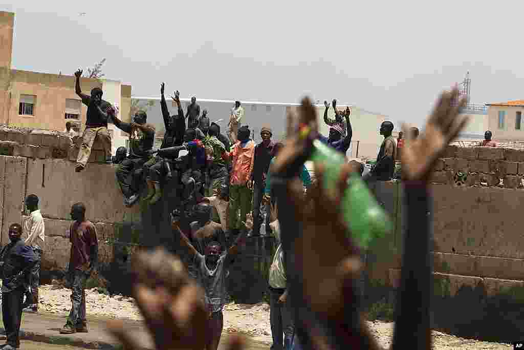 Supporters of Senegal's newly inaugurated President Macky Sall cheer as his convoy passes on its way to the presidential palace. (AP)