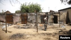 Une femme dans le village de Michika, après une attaque de Boko Haram, dans l'Etat d'Adamawa, le 10 mai 2015.