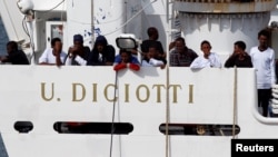 Para migran Afrika masih terkatung-katung di atas kapal penjaga pantai Italia "Diciotti", di Sisilia (21/8). 