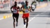 Le marathonien Geoffrey Kipkorir Kirui, au coude à coude avec l'éthiopien Tamirat Tola, à Londres, le 6 août 2017.
