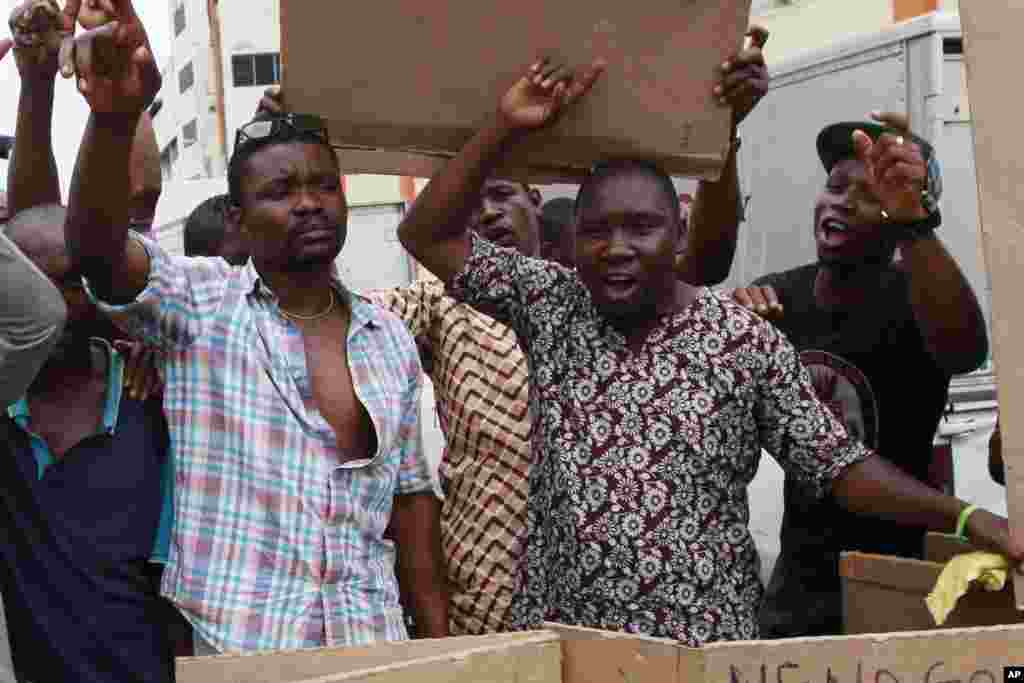 Workers of This Day newspaper protest and barricade the front office due to non payment of salaries, in Lagos, May 10, 2013.