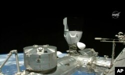 کپسول اسپیس‌اکس هنگام ورود به ایستگاه فضایی بین‌المللی - ۳ مارس ۲۰۲۳