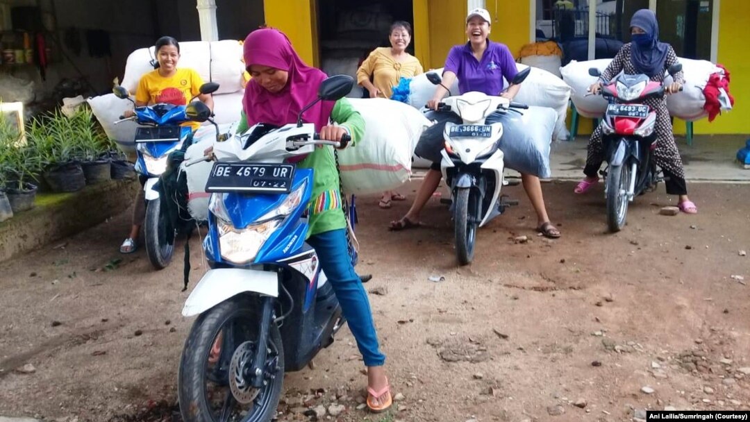 Ibu-ibu mitra Sumringah, produsen keset di Pringsewu, Lampung. (Foto: Ani Lailia/Sumringah)