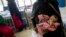 Seorang Ibu menggendong bayi putrinya, Samina (5 bulan) yang menderita malnutrisi akut di rumah sakit Kabul, Afghanistan.