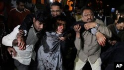 Assistance aux blessés après l'attentat de Lahore, Pakistan, le 13 février 2017. 