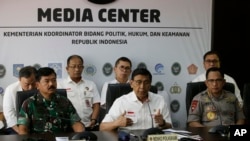 Menteri Koordinator Bidang Politik, Hukum, dan Keamanan Wiranto (tengah) didampingi Kapolri Jenderal Tito Karnavian (kanan depan) dan Pangima TNI Marsekal TNI Dr. (H.C.) Hadi Tjahjanto (kiri) dalam pertemuan dengan media di Jakarta, 24 September 2019. 