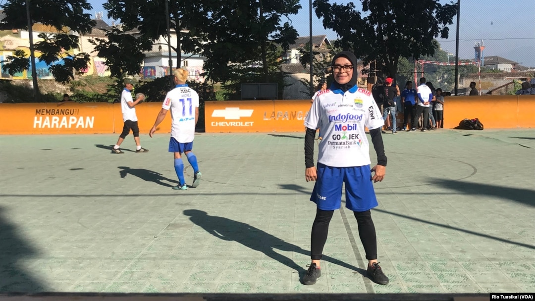 Satu dari 8 pemain HWC Indonesia adalah perempuan dengan HIV, Isye Susilawati. Dia adalah perempuan kedua yang lolos seleksi dan mewakili Indonesia, 23 Juli 2019. (Foto: Rio Tuasikal/VOA)