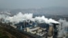 Asap dan uap dari pabrik pemrosesan batu bara yang menghasilkan karbon hitam, bahan dalam pembuatan baja, di Hejin di Provinsi Shanxi, China tengah, 28 November 2019. (AP Photo/Sam McNeil)