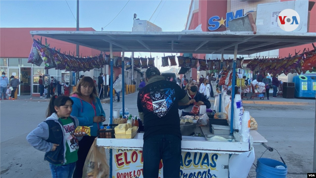 Elotes y agua se venden en este carrito ambulante en el centro de Ciudad Ju&#225;rez. 