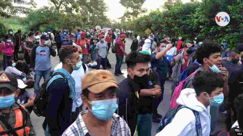 Migrantes contin&#250;an acampanando en Guatemala. [Foto: Oscar Ortiz, VOA]