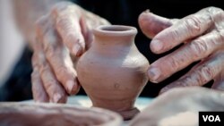 En la feria también hay muestras artesanales de talladores de tagua, arrieros, alfareros, percusión, músicos, entre otras muestras.