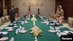 Pakistani Foreign Minister Hina Rabbani Khar (R) and Chairman of Afghanistan's High Peace Council Salahuddin Rabbani stand before their meeting at the Foreign Ministry in Islamabad, Pakistan, November 12, 2012.