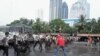 Simulasi penanganan aksi unjuk rasa dalam pengamanan Pemilu di Polda Metro Jaya, Rabu, 10 Juni 2015 (Foto: VOA/Andylala)