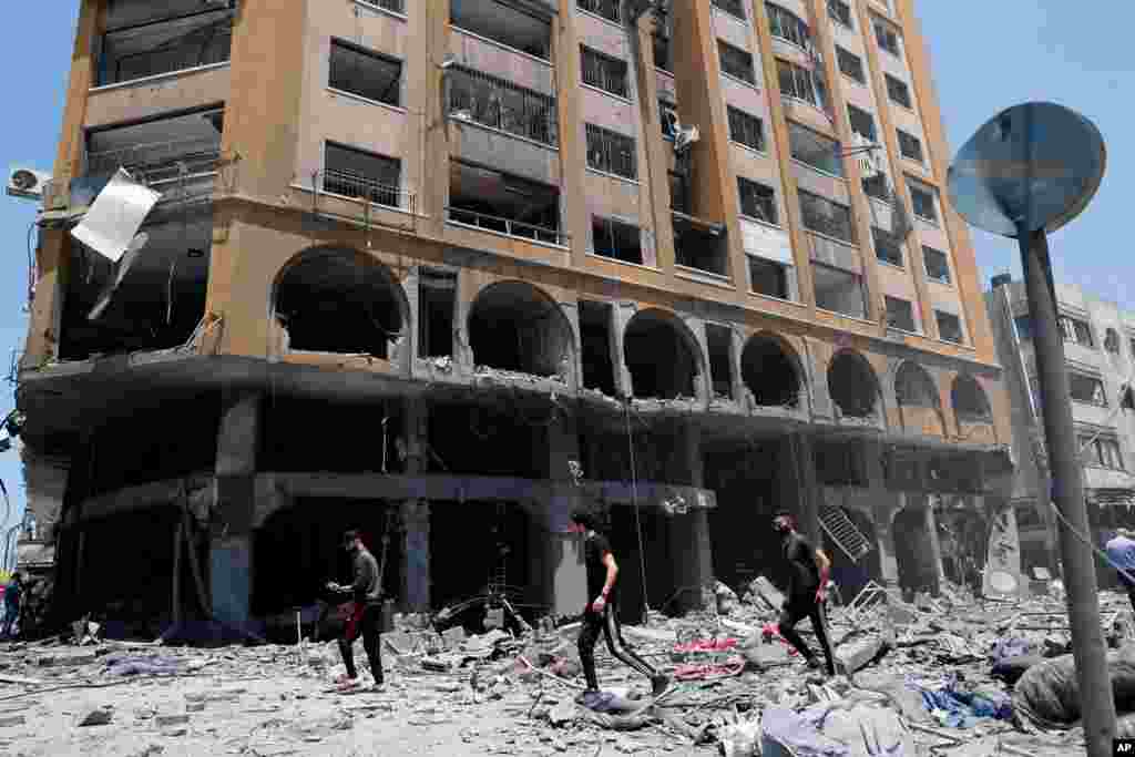 팔레스타인 무장 정파 하마스가 통치하는 가자지구에서 이스라엘 공습으로 건물이 파손됐다. 