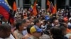A pesar de la fuerte presencia militar en Caracas, la capital de Venezuela, la oposición venezolana se fue concentrando en una plaza en el este de la ciudad, mientras que el oficialismo tomó una avenida hacia el centro, el martes 10 de marzo del 2020.