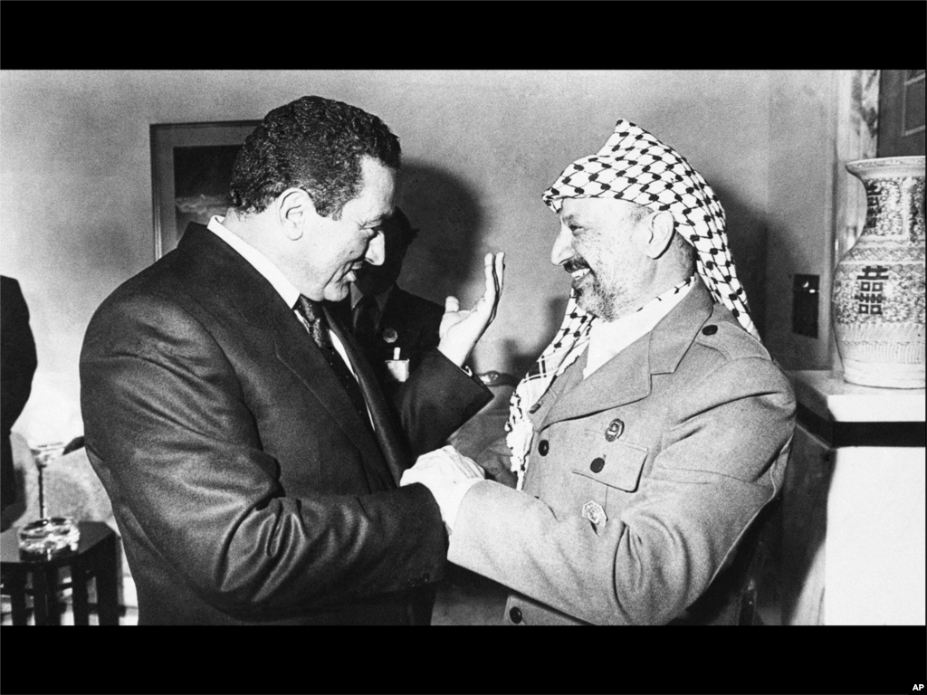 Dalam foto dokumentasi dari tanggal 27 Januari 1987 ini, terlihat Presiden Mesir Hosni Mubarak (kiri) berbicara dengan pemimpin Organisasi Pembebasan Palestina (PLO) Yasser Arafat di Kuwait di sela-sela KTT Islam ke-5.