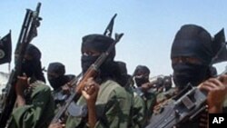 Des combattants islamistes fidèles à al-Qaïda en Somalie, qui ont inspiré le groupe al-Shebab, effectuent des exercices militaires dans un village de la région de Lower Shabelle, à environ 25 kilomètres à l'extérieur de Mogadiscio (février 2011)