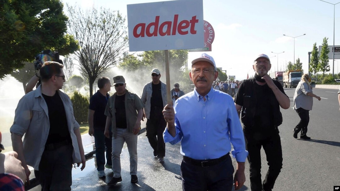 Tokoh utama oposisi Turki, Kemal Kilicdaroglu, melakukan jalan kaki untuk Keadilan dari Ankara, Jumat (16/6). 