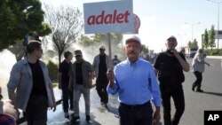 Tokoh utama oposisi Turki, Kemal Kilicdaroglu, melakukan jalan kaki untuk Keadilan dari Ankara, Jumat (16/6). 