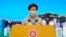 Trưởng đặc khu hành chánh Hong Kong Carrie Lam lắng nghe câu hỏi của các phóng viên tại một cuộc họp báo ở Hong Kong hôm thứ Ba 30/6/2020. (AP Photo/Vincent Yu)