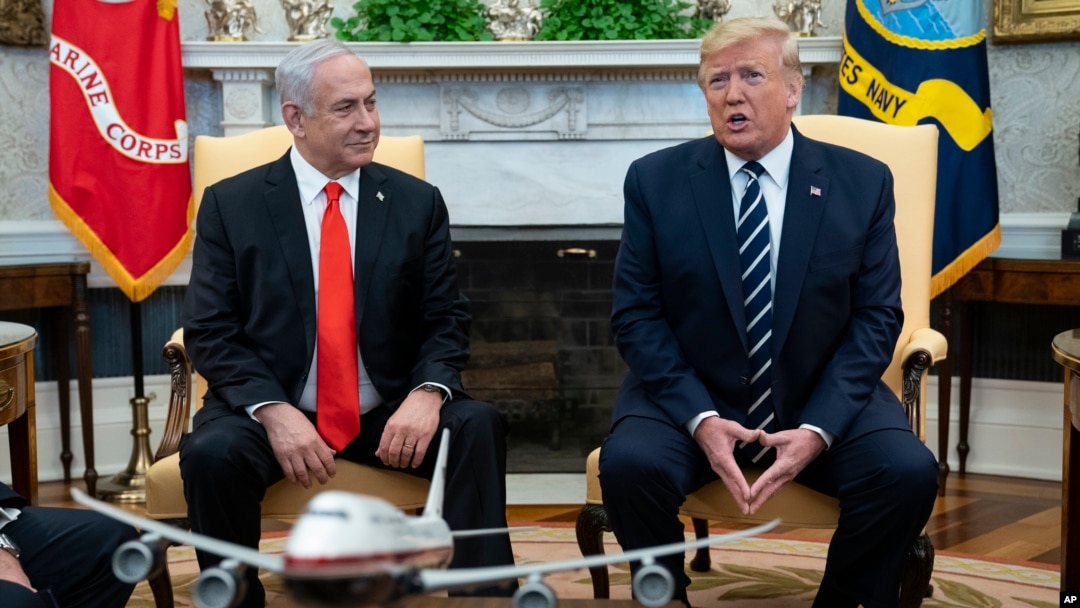 Presiden Amerika Donald Trump bersama Perdana Menteri Israel Benjamin Netanyahu (kanan) di Gedung Putih, Washington, D.C., 27 Januari 2020. (Foto: dok).