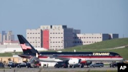 El avión que del expresidente Donald Trump a su llegada al aeropuerto de LaGuardia, en Nueva York, EEUU, el 3 de abril de 2023.