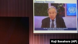 Sekretaris Jenderal PBB Antonio Guterres (dalam layar) menghadiri Konferensi Tokyo Nutrition for Growth, yang digelar di Tokyo pada 7 Desember 2021, secara virtual. (Foto: AP/Koji Sasahara)