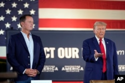 Mantan Presiden Donald Trump bersama Richard Grenell di sebuah peternakan, Senin, 23 September 2024, di Smithton, Pennsylvania. (Foto AP/Alex Brandon)