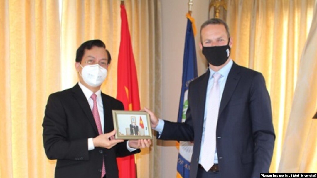 Đại sứ Việt Nam tại Mỹ Hà Kim Ngọc và CEO của Cơ quan Tài chính Phát triển Quốc tế Mỹ (DFC) Adam Boehler tại trụ sở Đại sứ quán Việt Nam ở Washington DC hôm 2/6. (Ảnh chụp màn hình ĐSQ Việt Nam tại Mỹ)