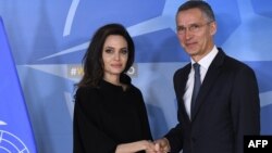 Le Secrétaire général de l'OTAN Jens Stoltenberg et Angelina Jolie au siège de l'OTAN à Bruxelles, 31 janvier 2018.