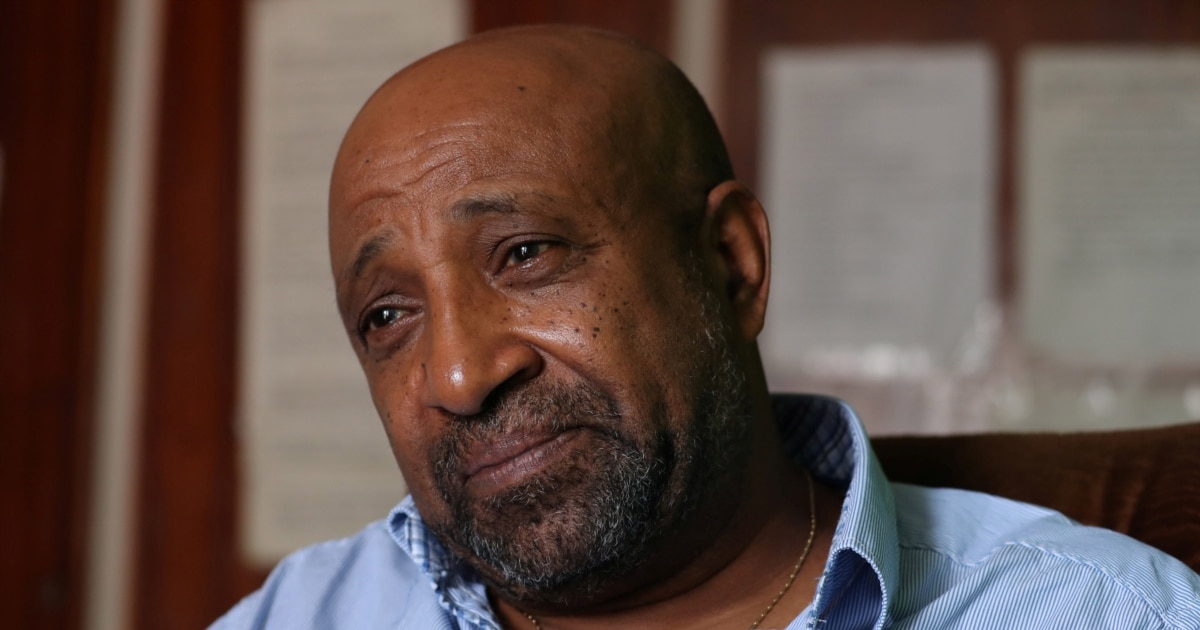 Ochiq mushuk bilan yalangoch odamning fotosurati Ochiq mushuk bilan yalangoch odamning fotosurati