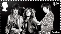 Salah satu perangko Royal Mail yang didedikasikan untuk menghormati 60 tahun grup rock legendaris The Rolling Stones dalam gambar selebaran tak bertanggal. (Royal Mail/Handout via REUTERS).