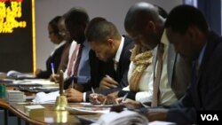 Traders work at the Zimbabwe Stock Exchange in Harare, Tuesday, Aug. 6, 2013. 