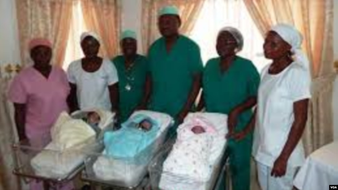 Les trois premiers bébés éprouvettes de l'histoire de la fécondation in vitro au Bénin, en 2011.