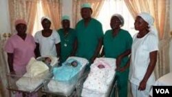 Les trois premiers bébés éprouvettes de l'histoire de la fécondation in vitro au Bénin, en 2011.