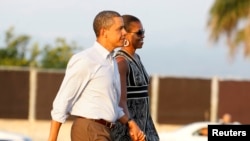 President Amerika Barack Obama dan ibu negara Michelle Obama di Hawaii (2012)