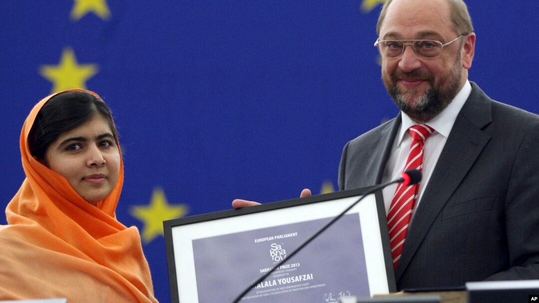 Malala Yousafzai dari Pakistan mendapat Hadiah Sakharov 2013 dari Martin Schulz, presiden parlemen Eropa, November 2013. (AP/Christian Lutz)